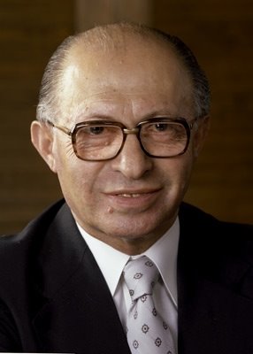 مناحيم بيغن - منفذ مذبحة دير ياسين. أصبح لاحقاً رئيس وزراء إسرائيل 1977 وحصل على جائزة نوبل للسلام عام 1979