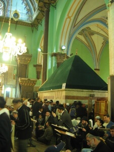 يهود يصلّون في مُصلّى الإسحاقية في أحد أعيادهم والذي يُغلق فيه المسجد أمام المسلمين